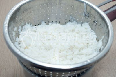 Откинуть рис на сито промыть и остудить.