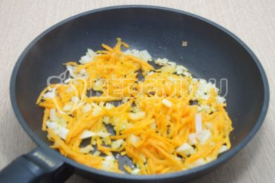 На сковороде разогреть 2 столовыми ложки растительного масла и обжарить овощи 3-4 минуты помешивая. Снять и остудить.