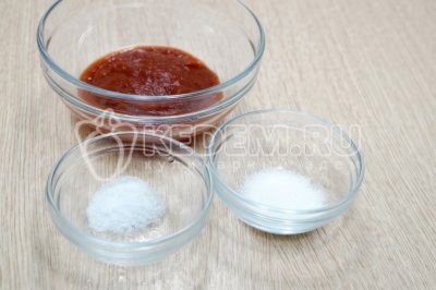 В миске смешать 3 столовых ложки томатной пасты, 1/2 чайной ложки соли и 1/2 чайной ложки сахара.