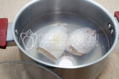 2 литра воды вскипятить, добавить 1 столовую ложку соли и опустить кальмары.