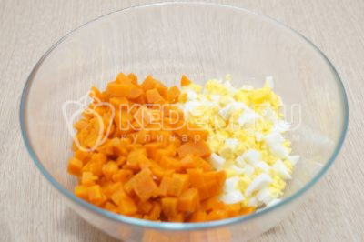 В миску нарезать кубиками отварные яйца и морковь.