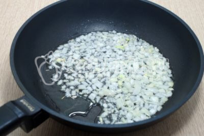Мелко нашинкованный лук обжарить на сковороде с 2 столовыми ложками растительного масла 1-2 минуты.