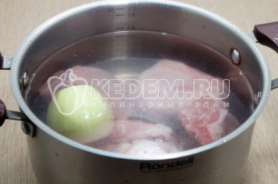 Поместить мясо и луковицу в кастрюлю, залить 2,5 литра воды и поставить варить до закипания.