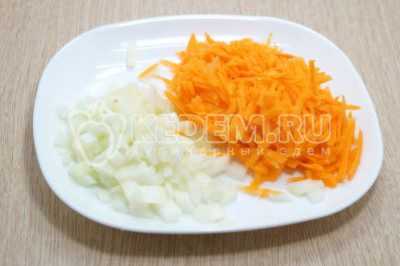 Луковицу и морковь очистить, лук мелко нашинковать, морковь натереть на крупной терке.