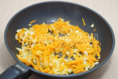На сковороде разогреть 2 столовых ложки растительного масла. Обжарить лук с морковью 2-3 минуты, помешивая.