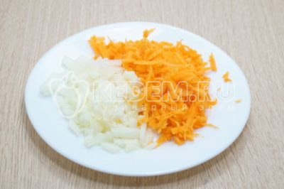 Вторую луковицу и морковь очистить, лук мелко нашинковать, морковь натереть на терке.
