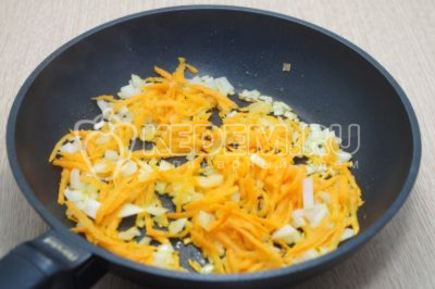 Обжарить лук с морковью на сковороде с 2 ст. ложками растительного масла.