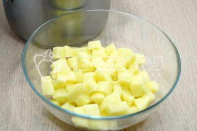2-3 картофелины очистить и нарезать кубиками. Добавить в бульон и варить 2-3 минуты.