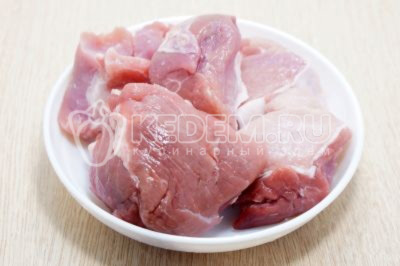 300 грамм мякоти свинины промыть и обсушить.