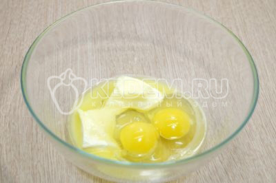 В миске смешать 2 яйца и 50 грамм мягкого сливочного масла. Взбить миксером 3-4 минуты.