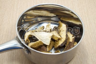 Чтобы приготовить грибной суп с картофелем, необходимо 100 грамм белых сухих грибов сложить в сотейник.