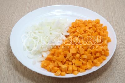Морковь и луковицу очистить, лук мелко нашинковать, а морковь нарезать кубиками.