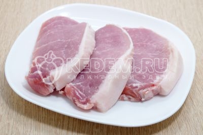 Мясо нарезать ломтиками, толщиной 1,5 см.