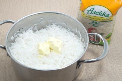 В готовый рис добавить 30 г сливочного масла и перемешать. Оставить под крышкой на 10-12 минут.