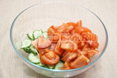 В миску нарезать огурец и помидоры ломтиками.