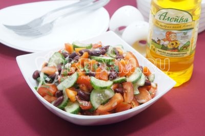 Овощной салат с фасолью готов