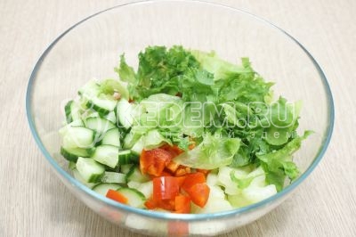Добавить измельченные листья салата, перемешать и заправить 2 столовыми ложками растительного масла и посолить по вкусу.