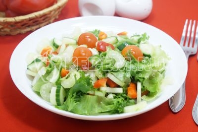 Овощной салат с сельдереем готов
