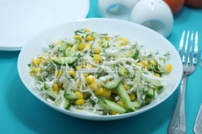 Салат из капусты с консервированной кукурузой готов