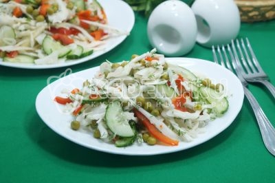 Салат из свежей капусты и зеленого горошка готов