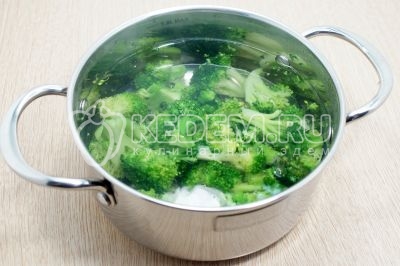 Отварить брокколи в кипящей воде 3-4 минуты.