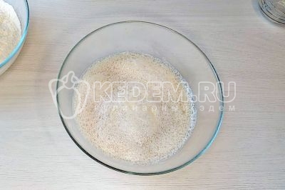 Разведенные дрожжи с сахаром перемешать. Добавить 1 столовую ложку соли без горки. Помешивая ввести 3 столовые ложки растительного масла.