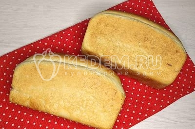 Готовый хлеб достать из форм и остудить на боку.