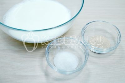 Теплое молоко влить в миску и добавить половину чайной ложки сухих дрожжей и 2 столовые ложки сахара.