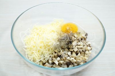 В миску добавить 1 яйцо, 1 щепотку молотого черного перца и половину чайной ложки соли.