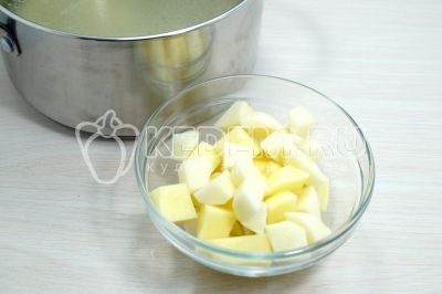 2-3 картофелины очистить и нарезать кубиками, добавить в бульон и варить 5-7 минут.
