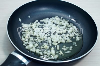 Добавить мелко нашинкованную луковицу и обжарить 1-2 минуты.