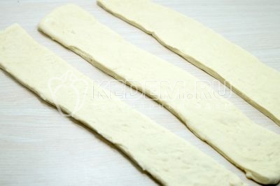 Разрезать тесто на полоски шириной 4-5 см.