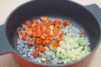 Добавить нарезанный болгарский перец и сельдерей. Готовить помешивая 2-3 минуты.