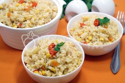 Рис с овощами и кукурузой на сковороде готов