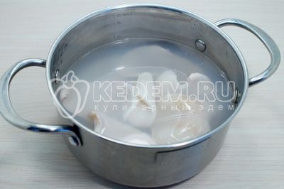 В кипящую воду добавить 1/4 чайной ложки соли, опустить кальмары и варить до белого цвета тушки, 1-2 минуты.