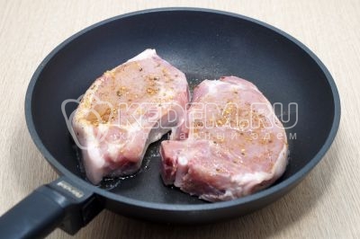 Сковороду хорошо разогреть и выложить кусочки свинины на сковороду и готовить 7-10 минут с каждой стороны на медленном огне.