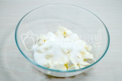 В миску с маргарином добавить 150 грамм сахара.