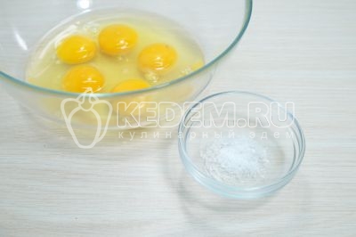 В миске разбить 5 яиц, добавить 1/4 чайной ложки соли.