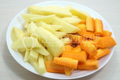4-5 картофелины и 2 моркови очистить и нарезать крупной соломкой.