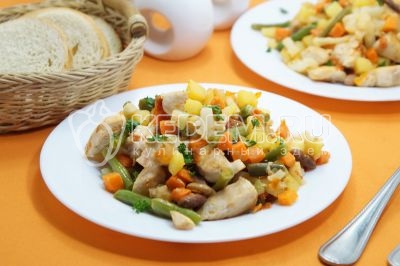 Курица с овощами на сковороде готова