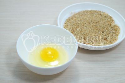 В отдельных мисках приготовить 100-120 грамм панировочных сухарей и взбить одно яйцо.