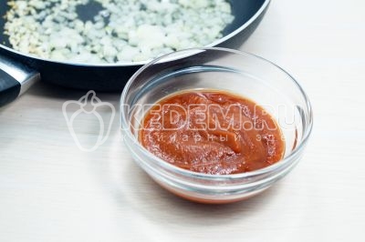 Добавить 3 столовые ложки томатной пасты, 120 г воды.