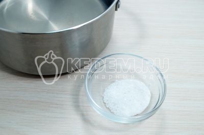 В кастрюле вскипятить 1,5 литра воды и добавить 1/2 чайной ложки соли.
