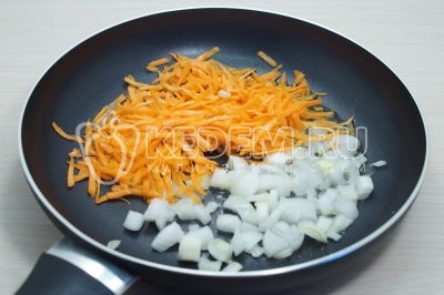 Добавить мелко нарезанную луковицу и тертую морковь. Готовить помешивая 1-2 минуты.
