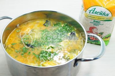 В готовый суп добавить мелко порубленную зелень петрушки.