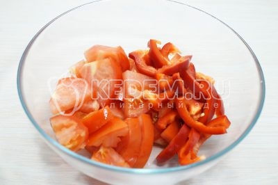 В другую миску нарезать крупными ломтиками 2-3 помидора и 1 болгарский перец.