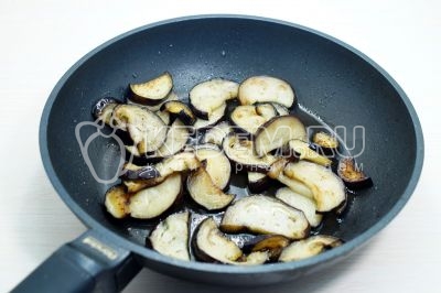 Баклажаны обжарить на сковороде с 3 столовыми ложками растительного масла, 3-4 минуты до мягкости.