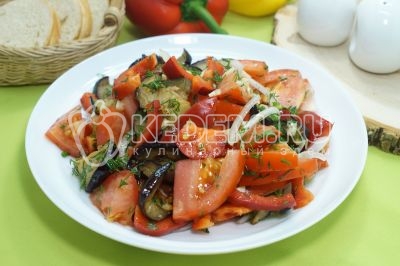 Салат из баклажанов с помидорами готов