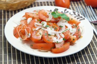 Салат из помидоров с луком и маслом готов