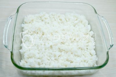 Выложить половинку отваренного риса и разровнять по форме.